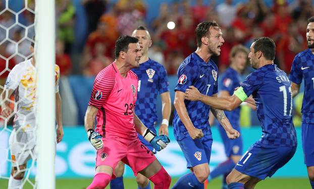 Bordeaux: Danijel Subaši? slavi nakon obrane jedanaesterca Sergija Ramosa