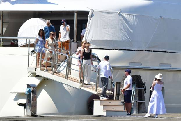 *PREMIUM-EXCLUSIVE* MUST CALL FOR PRICING BEFORE USAGE -As ‘Friend’ Diddy Faces Sentencing, Ashton Kutcher Escapes the Drama with Mila Kunis on a Sun-Soaked Venetian Getaway.*PICTURES TAKEN ON 03/07/2025*