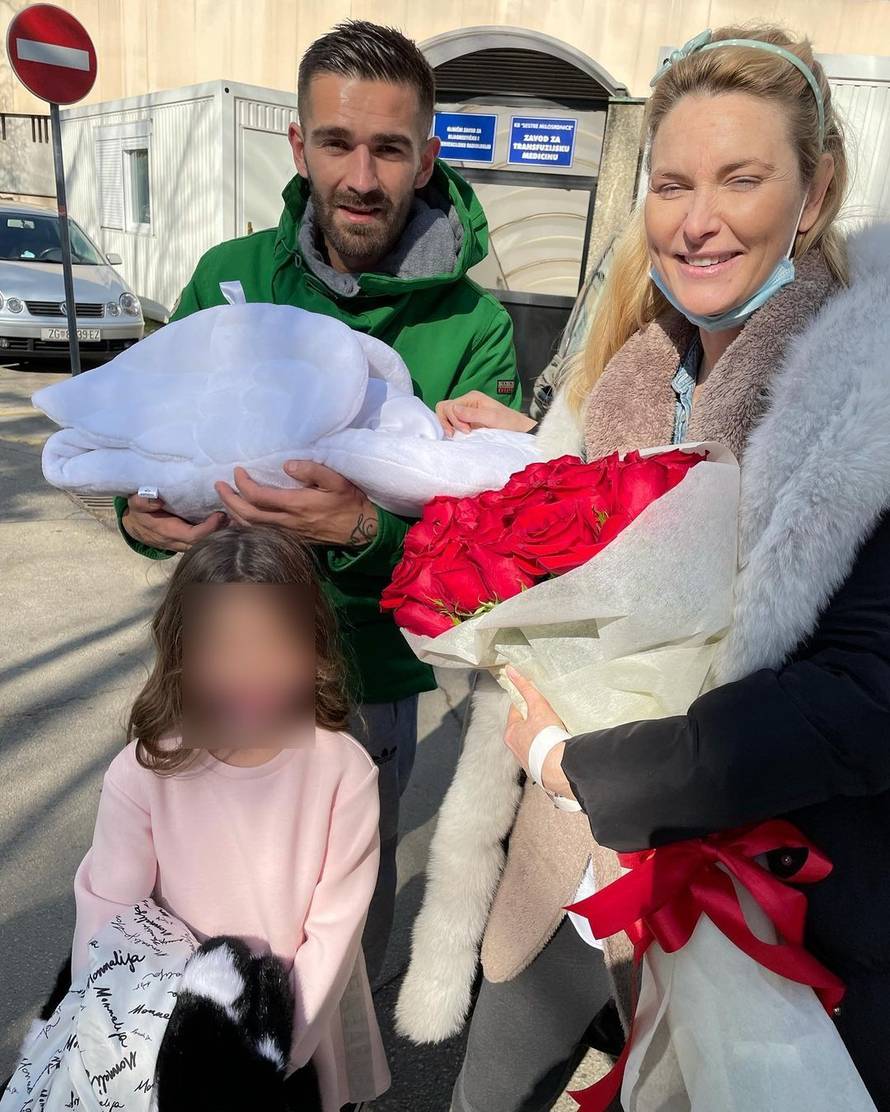 Iris Rajčić nakon poroda ne skriva osmijeh: 14 godina mlađi partner dočekao je s buketom
