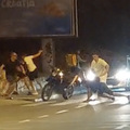 VIDEO Mlatili se na raskrižju: Vozači im trubili da se maknu