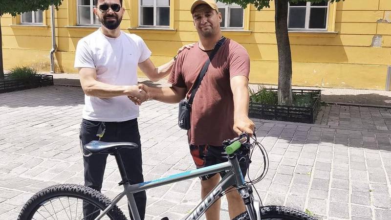 Saša (42) kojeg su maturanti u Osijeku istukli i opljačkali dobio je novi bicikl: 'Vraća vjeru'