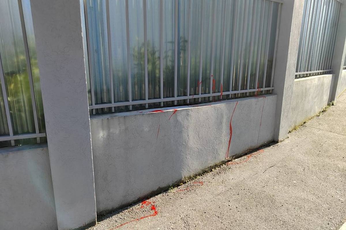 Crvenom bojom zalili ogradu ruske ambasade u Zagrebu