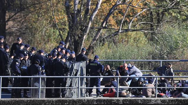 Slovenija: Mladi migrant umro pred policijskom postajom