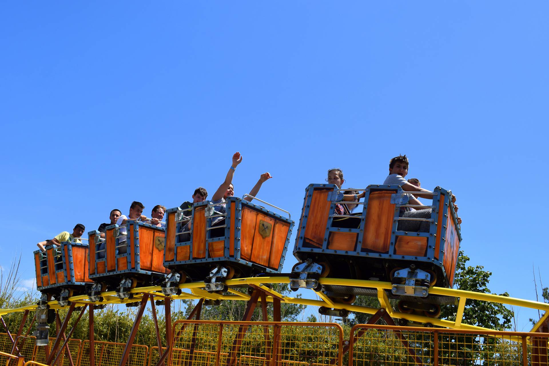 Kroz plave šine, rudnike, svemir ili u vodu? Roller Coasteri Fun Parka Biograd sve to mogu!