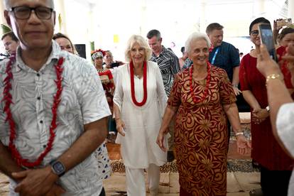 FOTO Charles i Camilla stigli su na Samou, obukli se u bijelo i okitili zanimljivim ogrlicama...