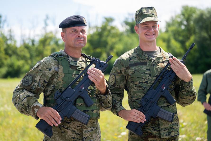 Velika Gorica: Uvježbavanje pješačkih postroja Hrvatske vojske za svečani vojni mimohod