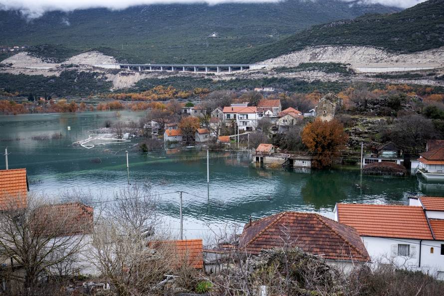 Nastavlja se borba s poplavama u Kokorićima
