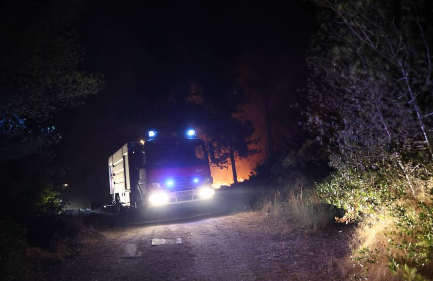 Brač:Još jedna neprospavana noć za gasitelje.
