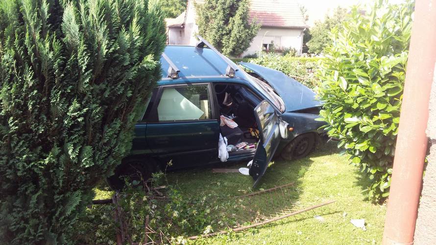 Vozaču je pozlilo od vrućine?Autom im uletio u dvorište