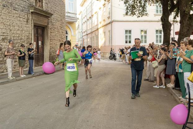 U Puli na Danteovom trgu održana zabavna utrka u štiklama