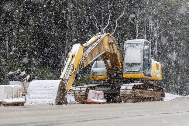 U Puli od ranog jutra pada gusti snijeg