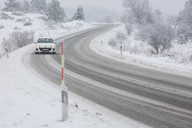 Zbog snijega otežan promet u Lici