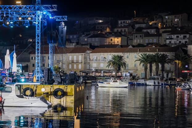 Proba na velikoj pozornici u Vela Luci