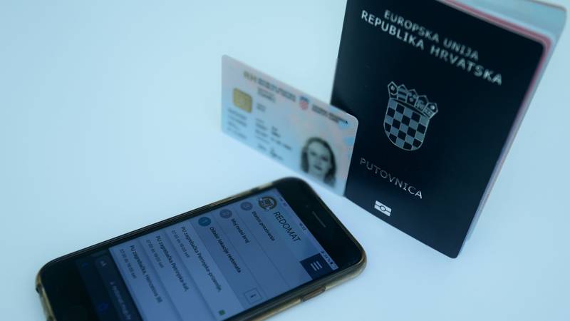 Osobne dokumente imat ćemo na mobitelima. Prve na redu su vozačke: 'Lako se falsificiraju'