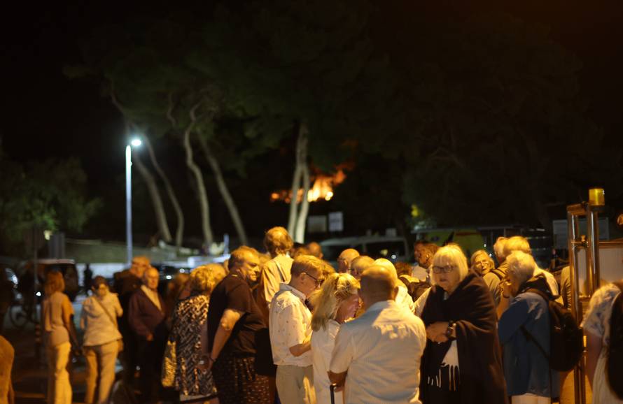 Milna: Zbog požara turisti proveli noć na rivi