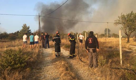 Palila požare jer ne voli Srbe: U Zadru optužili djevojku (25)