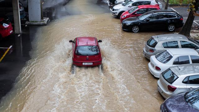 Siget pod vodom: Puknula cijev na parkingu, automobili plivaju