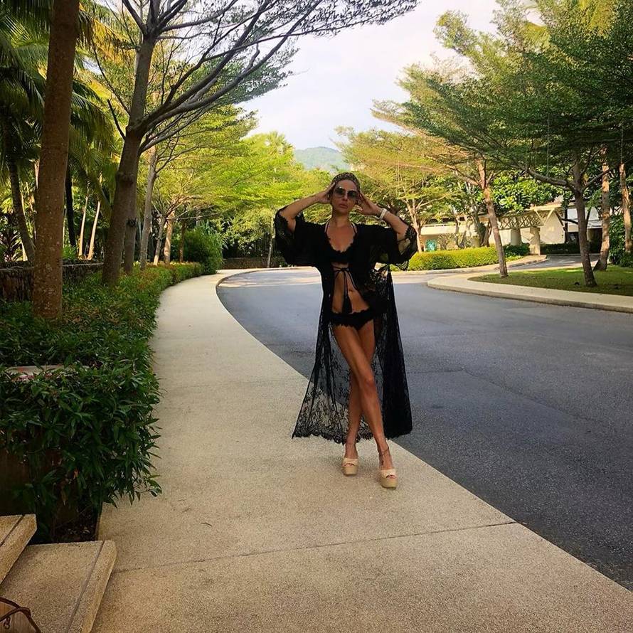 Cajka protiv korone: Nikolić je masku uskladila s čizmicama