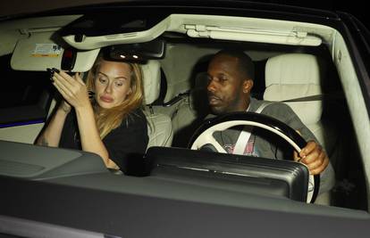 Adele povećala usne: Ulovili su je s dečkom, skrivala se u autu
