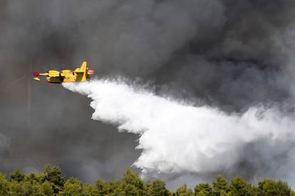 Veliki požar kod Vrpolja uz kopnene snage gase i četiri kanadera