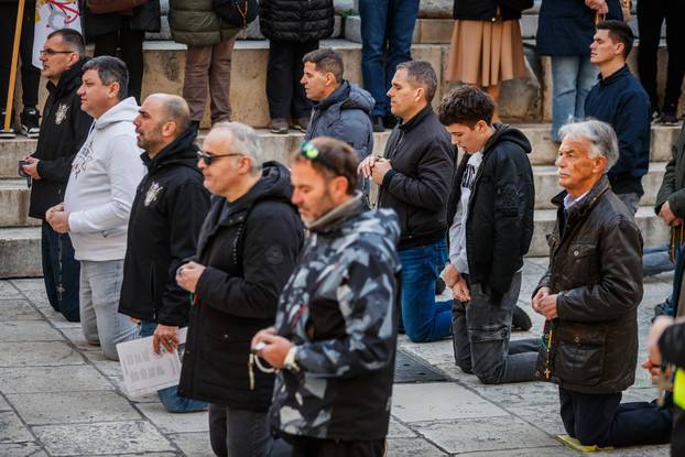 Molitelji su se okupili na Splitskom Peristilu