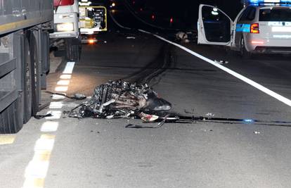 Cesta zatvorena: Motociklist poginuo u sudaru s autom