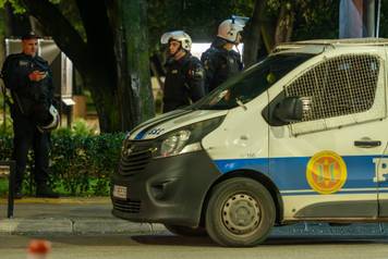 Podgorica: Stotine građana prosvjeduje ispred zgrade Vlade Crne Gore nakon ranjavanja mladića iz Podgorice u incidentu za koji su osumnjičeni državljani Turske i Azerbejdžana