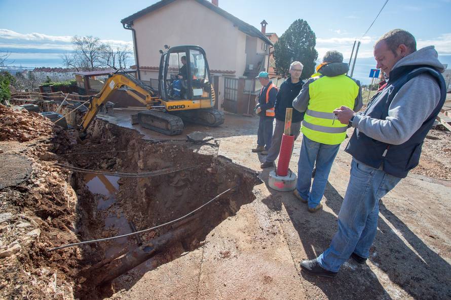 Kaos u Rijeci: Voda je šikljala 30 m u zrak,  poplavila je  kuću