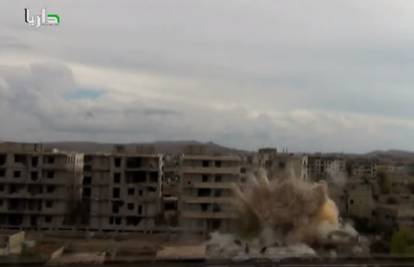 Sirijski helikopter izbacuje ubojitu bojler-bombu na grad