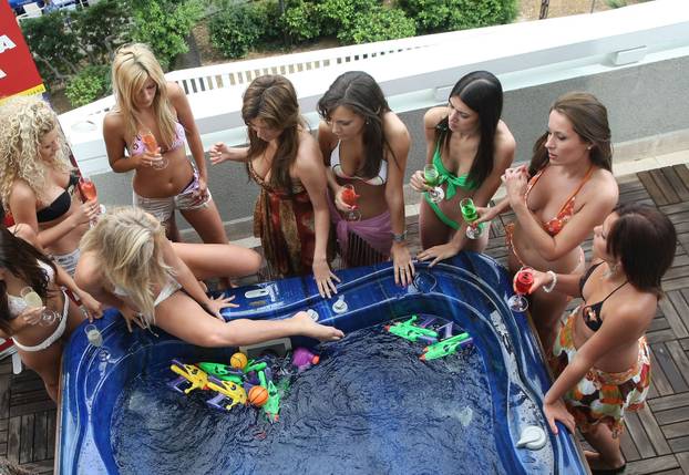 ARHIVA - 2009. Opatija: Nives Celzijus izvela performans, uzvanici morali biti u kupa?im kostimima