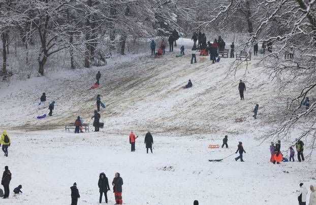 Zagreb: Maksimir, jedno od omiljenih mjesta za sanjkanje, grudanje ili &scaron;etnju po snijegu