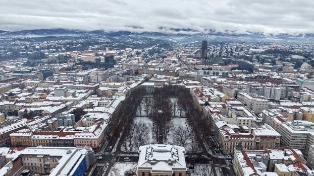 Pogled iz zraka na centar Zagreba prekriven snijegom