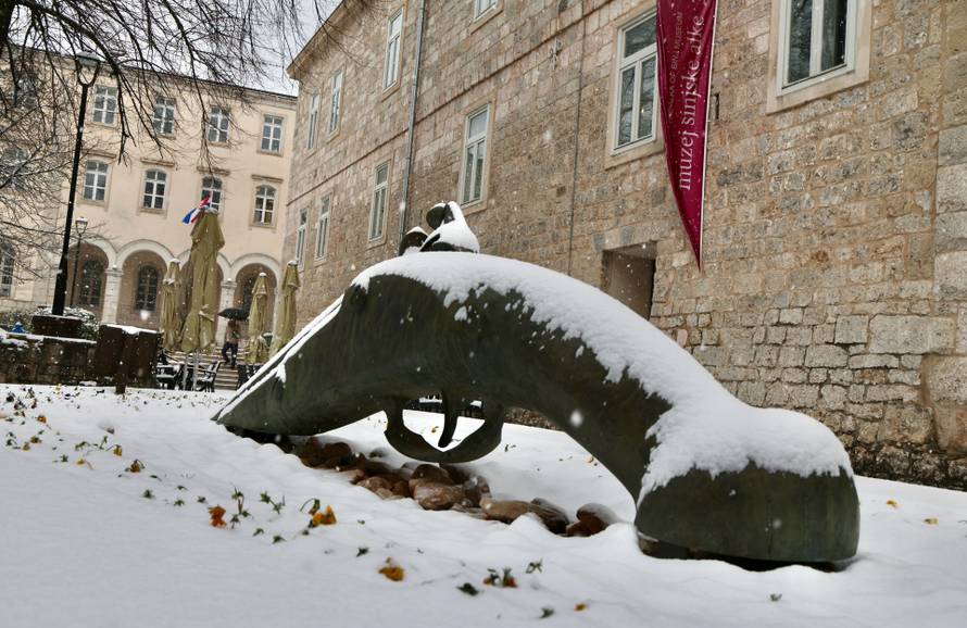 Snijeg zabijelio sinjske ulice