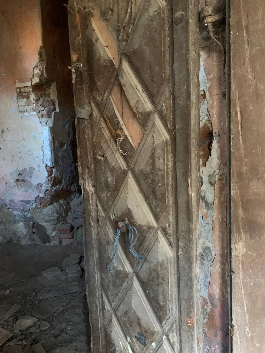 Općina moli državu da joj da plemićku kuriju. Ali državi je draže da to sve i dalje propada