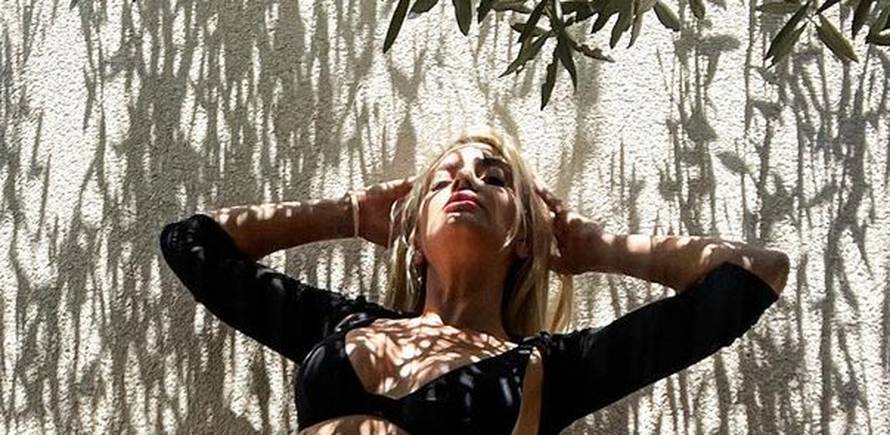 Ella zbunila pratitelje: Je l' ti to nosiš kupaći s dugim rukavima?