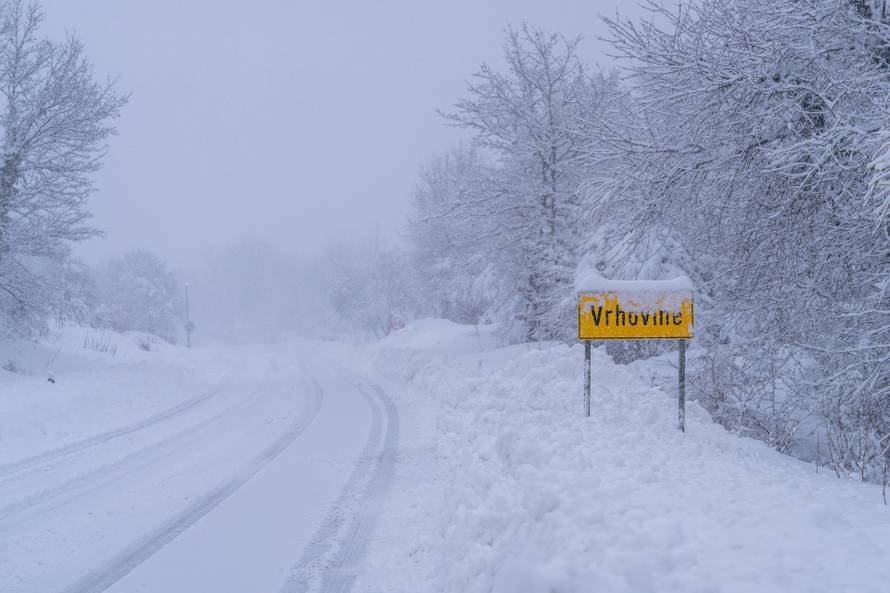 U Vrhovinama i Babinom Potoku palo je oko 50 do 80 cm snijega 