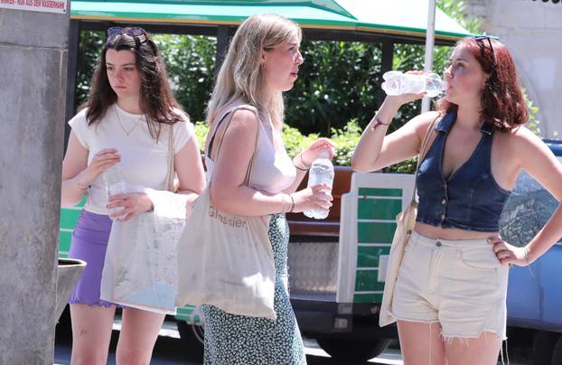 Split: Građani i turisti provode vrijeme u hladovini i traže osvježenje u fontanama