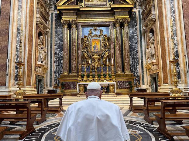 ITALY -  POPE FRANCIS PRAYS AT SANTA MAGGIORE BASILICA  - 2025/4/12