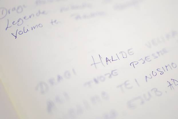 Sarajevo: Otvorena knjiga žalosti povodom smrti Halida Bešlića