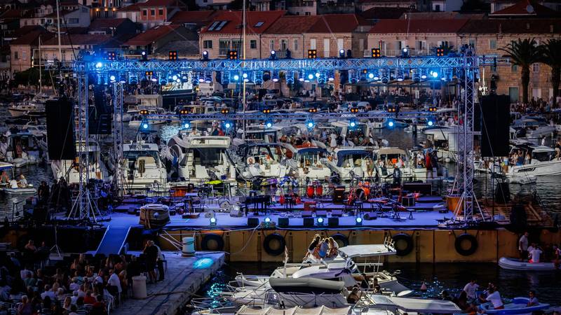 V Vela Luci na koncertu 'Trag u beskraju' slavili Oliverja Dragojevića