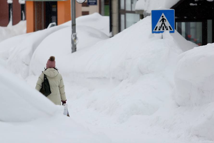 Zameteni u Delnicama: Nanosi snijega do balkona na 1. katu!