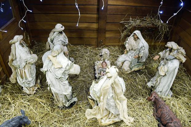 Sisak: Na ulasku na tržnicu postavljene su jaslice