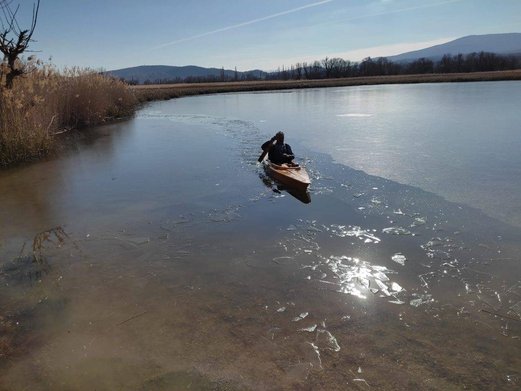 Pas Brinja propao kroz zaleđeno jezero, spašavali ga sat i pol