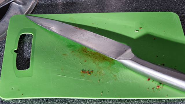 Mrlje na dasci za rezanje? Evo kako ih jednostavno ukloniti i to bez korištenja deterdženta