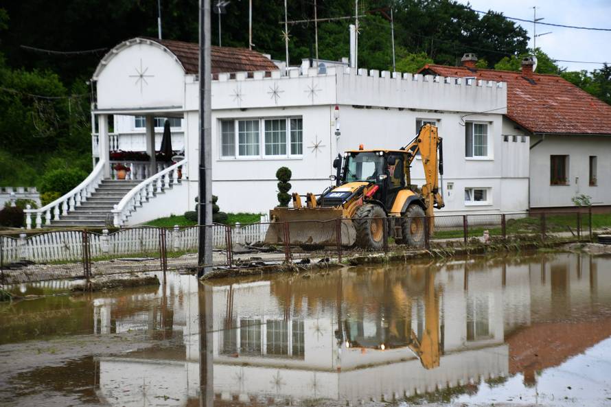 Rasinja: Vatrogasci pomažu mještanima  u ispumpavanju vode i čišćenju kanala