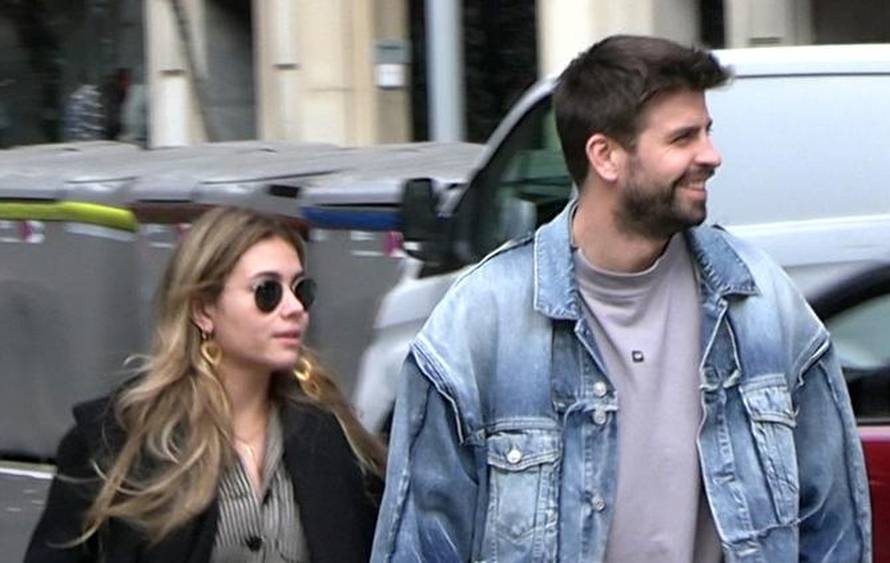 Gerard Piqué and Clara Chía stroll hand in hand through the streets of Barcelona