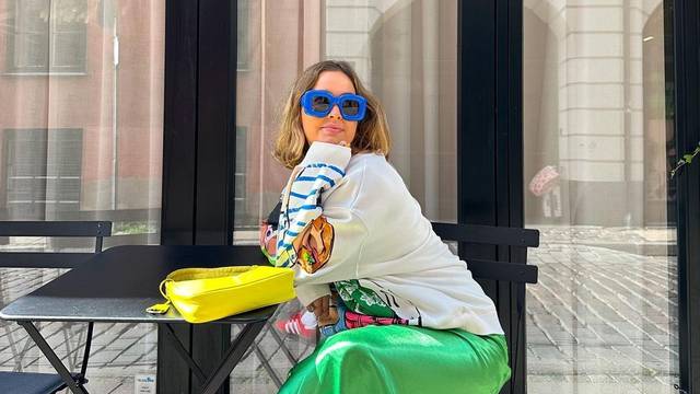 Sunčani okviri u pariško plavoj: Atraktivan modni dodatak za kraj ljeta i šarene kombinacije