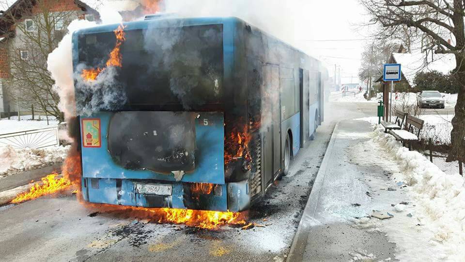 'Sukljao je dim pa je planulo': ZET-ov bus zapalio se u vožnji