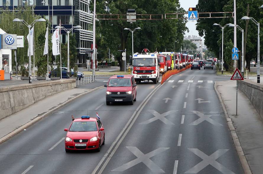 Zagrebački vatrogasci se uz zvukove sirena vratili u Savsku