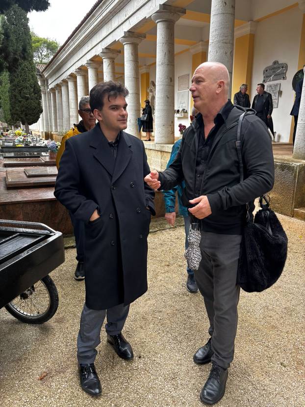 FOTO Emotivni prizori: Shrvani Tony i Matteo Cetinski podrška su majci na ispraćaju oca Mirka